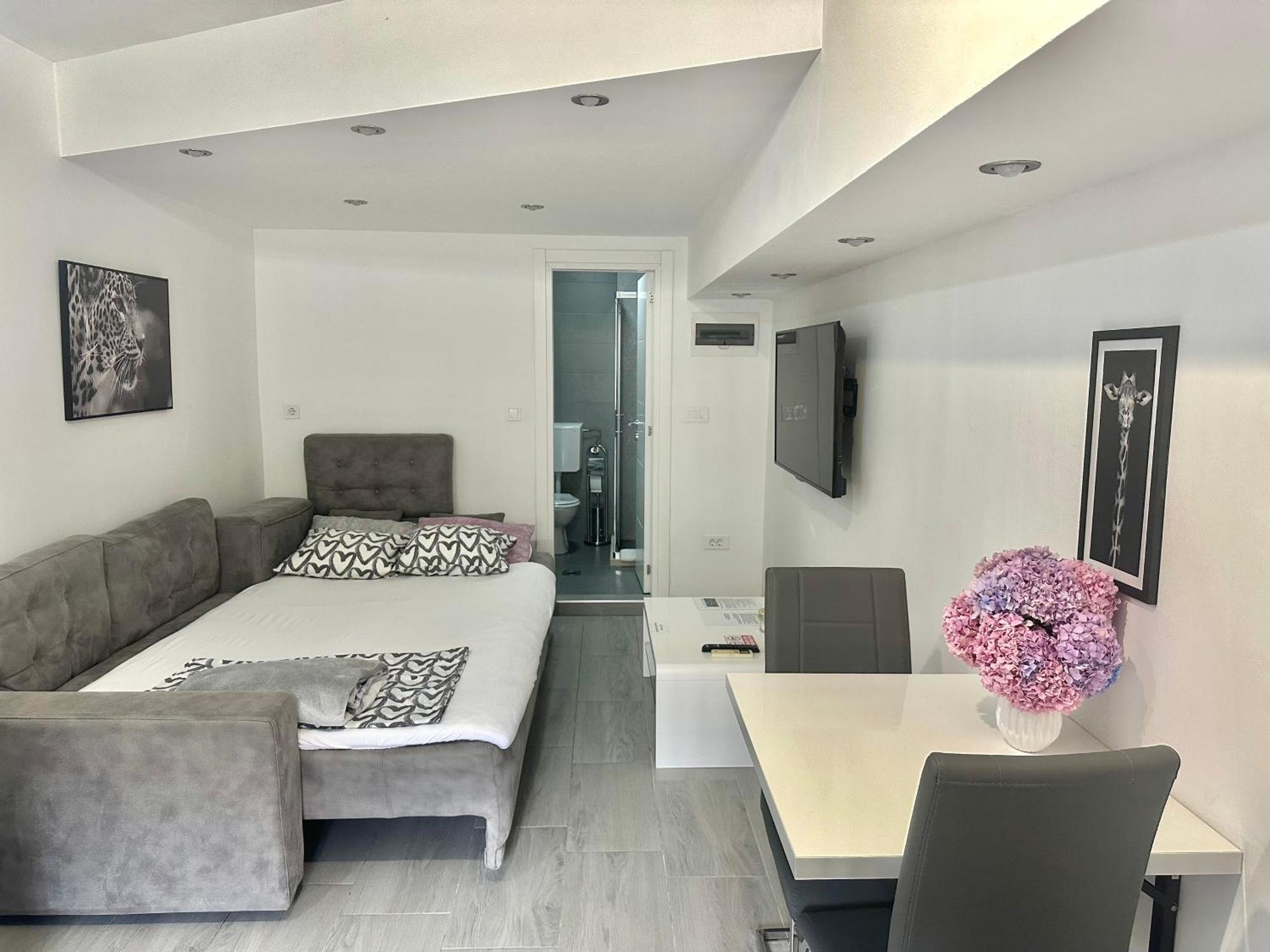 Apartment Diamond -Modern And Lovely Seaside Studio Apartment โกตอร์ ภายนอก รูปภาพ